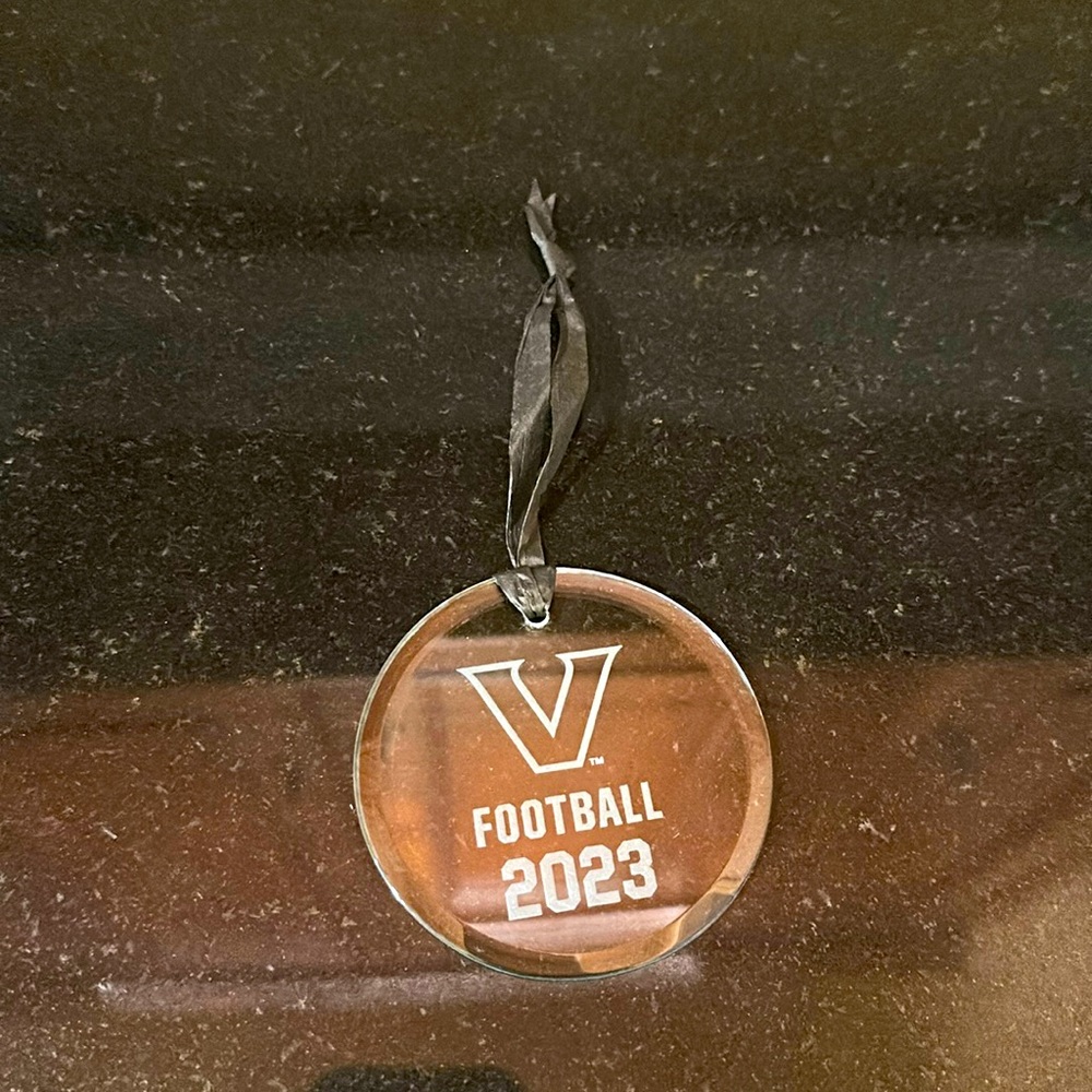 NEW🎄VANDERBILT 2023 ROUND ETCHED HOLIDAY ORNAMENT WITH BLACK RIBBON FOR HANGING